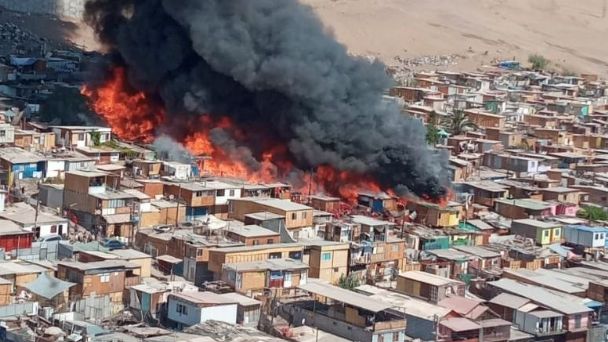 Gobierno estima que hay cerca de 250 viviendas afectadas por incendio en Iquique