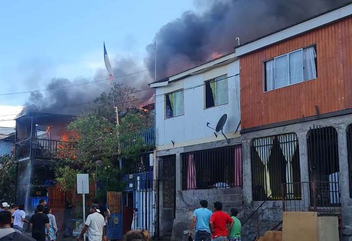 Seis viviendas afectadas y 40 damnificados deja incendio en Iquique que se produjo a pocas cuadras del siniestro que arrasó 100 casas