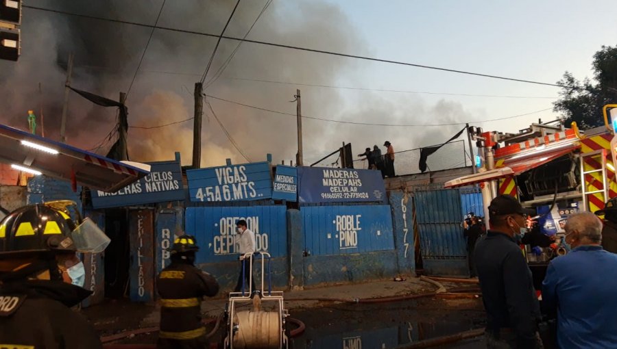 Incendio de grandes proporciones afecta a barraca de madera y se propaga a otros locales en Cerro Navia