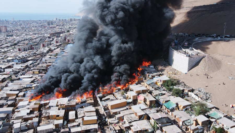 Incendio en Iquique deja al menos 100 viviendas afectadas y más de 400 damnificados: ministra de Desarrollo Social viaja a la zona