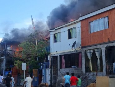Seis viviendas afectadas y 40 damnificados deja incendio en Iquique que se produjo a pocas cuadras del siniestro que arrasó 100 casas