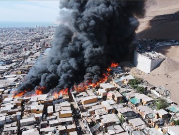 Incendio en Iquique deja al menos 100 viviendas afectadas y más de 400 damnificados: ministra de Desarrollo Social viaja a la zona