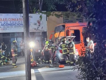 En riesgo vital quedó conductor de Uber que fue colisionado por un bus del Transantiago en Ñuñoa