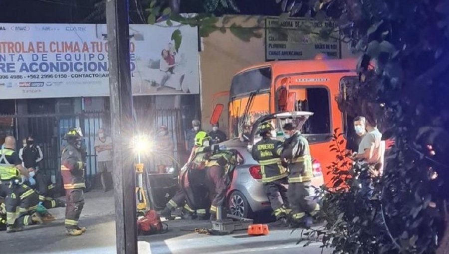 En riesgo vital quedó conductor de Uber que fue colisionado por un bus del Transantiago en Ñuñoa