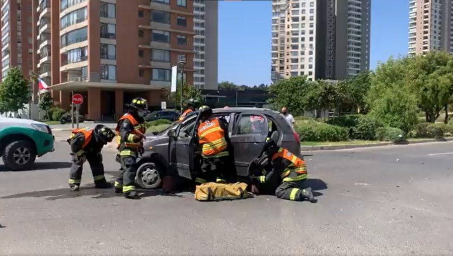 Colisión entre dos vehículos deja cuatro lesionados en Bosques de Montemar en Concón