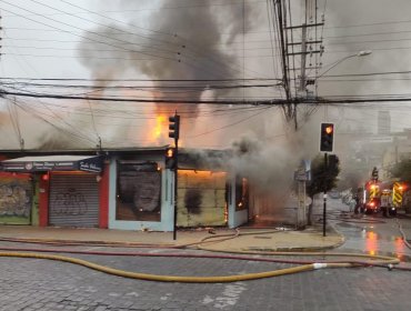 Incendio de proporciones afecta a varios locales comerciales en calle San Antonio de Viña del Mar