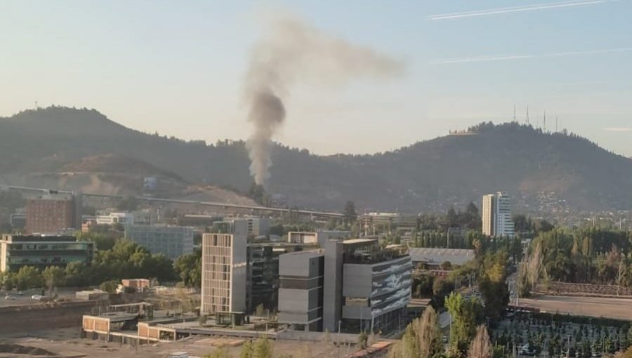 Incendio en cercanías del cerro San Cristóbal afecta al menos a dos viviendas en Recoleta