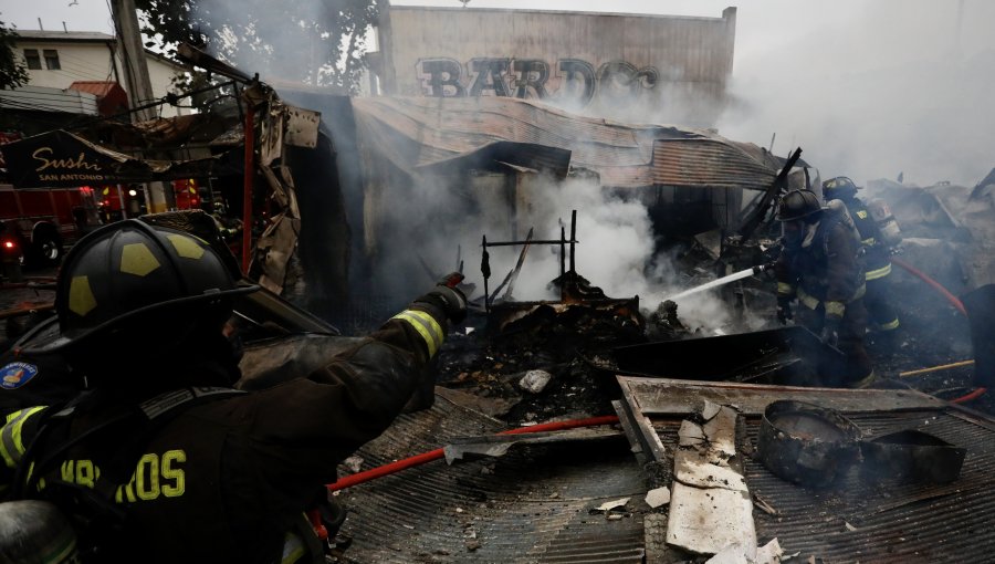 Voraz incendio arrasó con al menos 11 locales en zona comercial de Viña del Mar