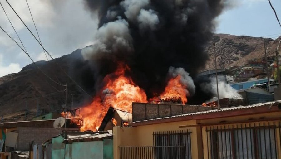 Incendio afectó a cinco viviendas y dejó al menos 26 damnificados en Antofagasta