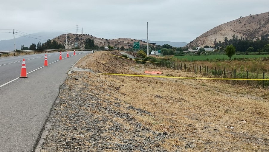 Encuentran a hombre amarrado y con impactos de bala en carretera de Melipilla: habría sido acribillado