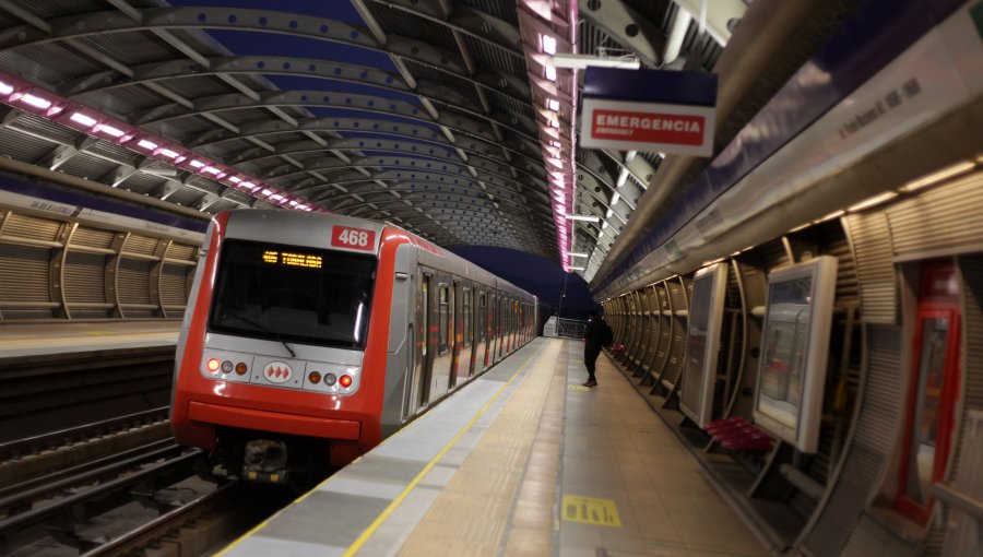 Mujer que se negó a usar mascarilla en el Metro de Santiago provocó molestia de pasajeros y fue obligada a bajar del vagón