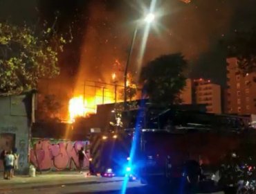 Incendio en Santiago deja 25 personas damnificadas: Fogata sería origen del siniestro