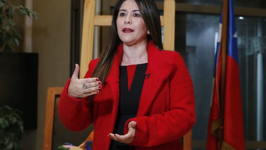PS dice no compartir "la decisión personal" de diputada Jenny Álvarez de no completar su esquema de vacunación