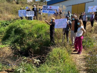 Vecinos de la parte alta de Viña denuncian contaminación por aguas servidas en la vertiente de quebrada Las Conchas