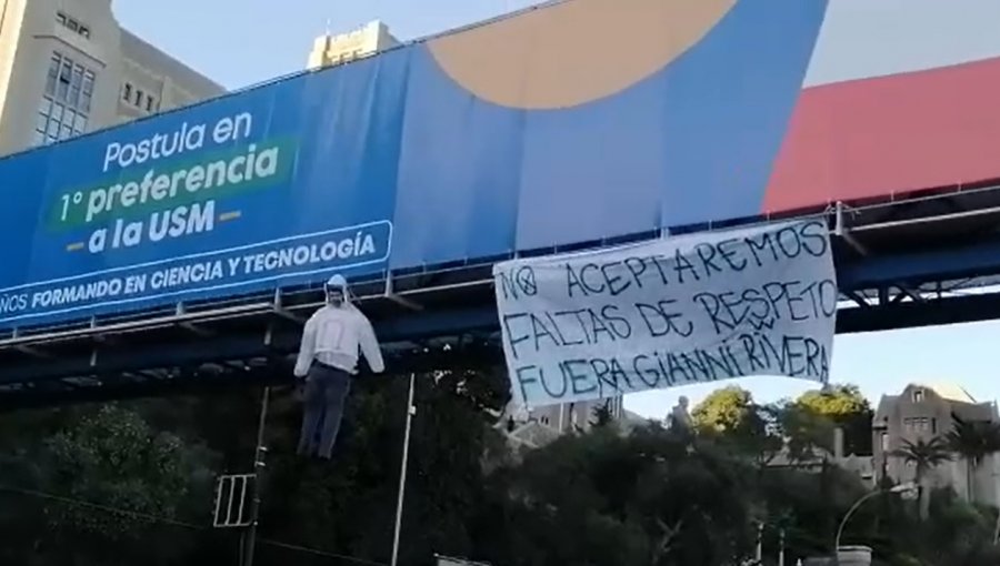 Cuelgan en pasarela de la Av. España un muñeco con amenazas contra Gianni Rivera, nuevo director de S. Wanderers