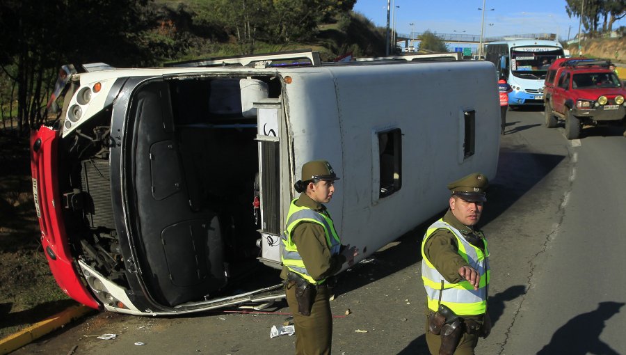 Volcamiento de bus que se dirigía a Torres del Paine dejó al menos 20 heridos
