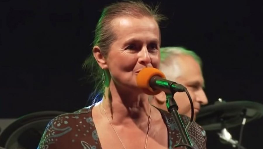 Famosa cantante antivacunas checa muere tras contraer coronavirus a propósito