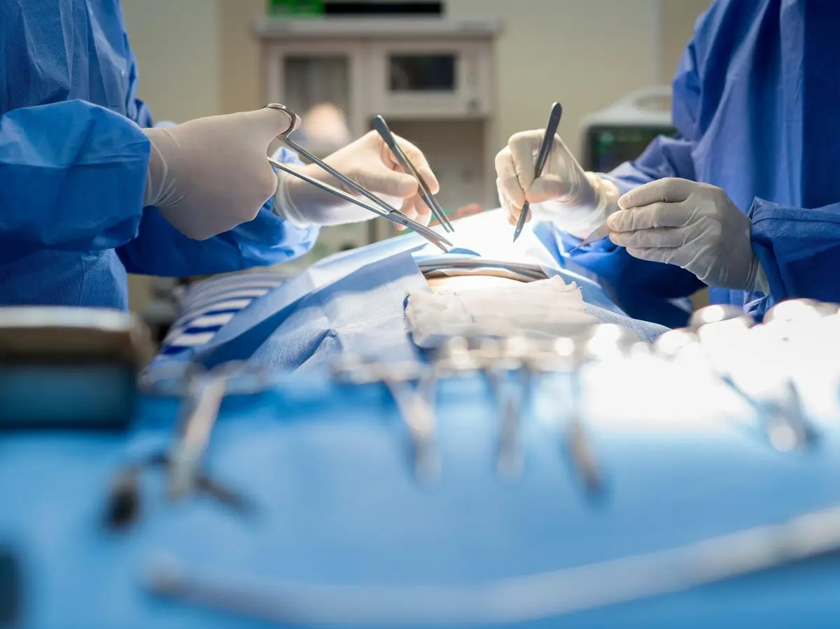 Estudio revela que las mujeres tienen más probabilidades de morir cuando son operadas por cirujanos hombres