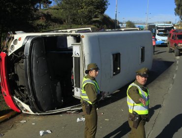 Volcamiento de bus que se dirigía a Torres del Paine dejó al menos 20 heridos