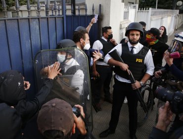 PDI intervino con arma antidisturbios en protesta afuera de "La Moneda chica"