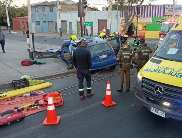 Conductor se encuentra en estado grave tras violento accidente en Estación Central: se estrelló contra un semáforo
