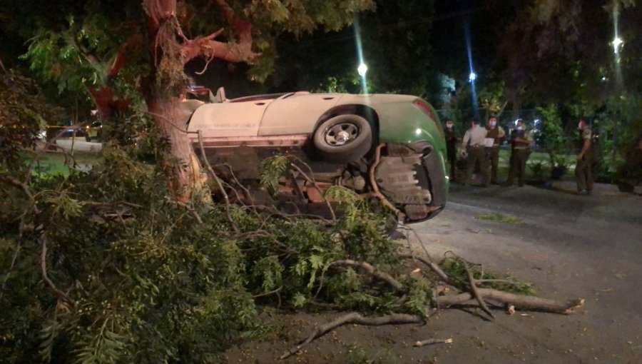 Radiopatrulla de Carabineros se estrelló contra un árbol durante persecución en Vitacura: dos uniformados heridos