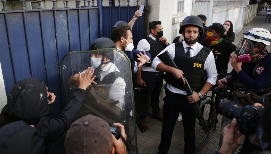 PDI intervino con arma antidisturbios en protesta afuera de "La Moneda chica"