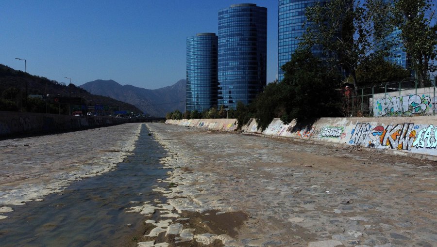 Ministerio de Obras Públicas advirtie a comunas del sector oriente "situación crítica" respecto al agua