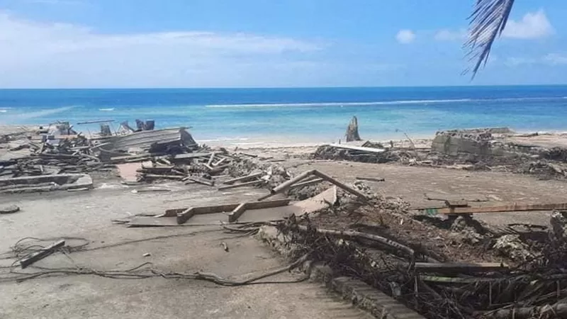 El impactante testimonio de hombre que nadó durante más de un día para salir vivo del tsunami en Tonga