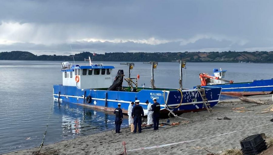 Un trabajador fallece y otros dos resultan heridos tras ser aplastados por una barcaza en isla Quehui de Castro