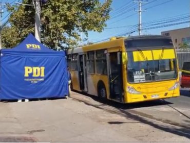 ¿Asesinato por encargo?: Dos sujetos interceptan bus, suben a él, encuentran a su víctima y le disparan a sangre fría