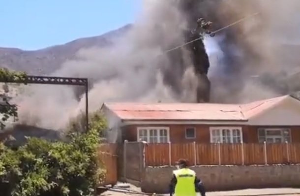 Incendio afectó al menos a tres viviendas en Petorca: alcalde pidió camiones aljibe a sus pares de comunas vecinas