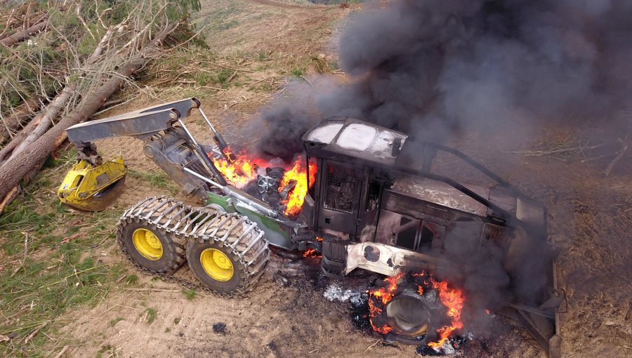 Desconocidos incendian retroexcavadora en Lumaco y dejan panfleto en la zona