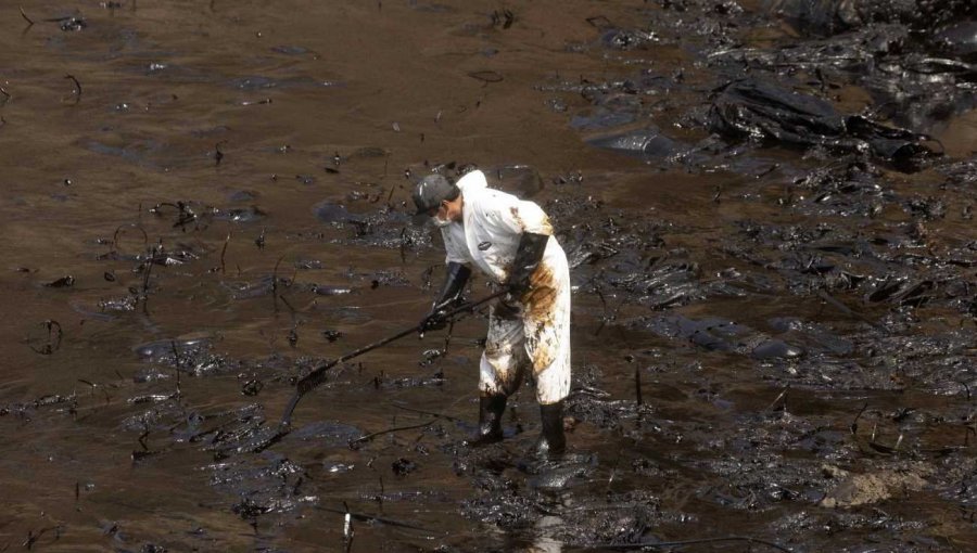 Perú declara emergencia ambiental por derrame de petróleo provocado por el tsunami en Tonga