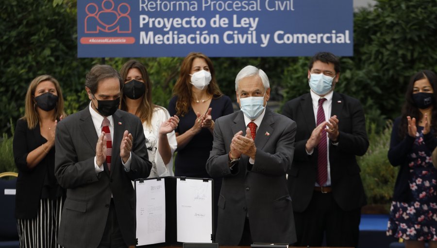 Presidente Piñera firma el proyecto de ley que regula la mediación civil y comercial