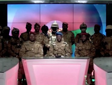 Militares anuncian que se tomaron el poder en Burkina Faso y derrocaron al presidente tras días de tiroteos y caos