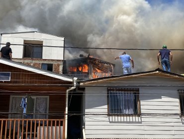 Voraz incendio ha consumido al menos tres viviendas en el Cerro 18 de Lo Barnechea