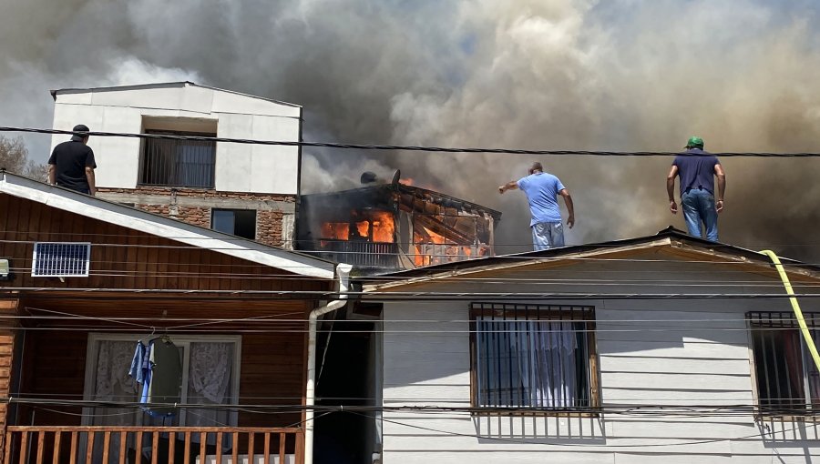 Voraz incendio ha consumido al menos tres viviendas en el Cerro 18 de Lo Barnechea