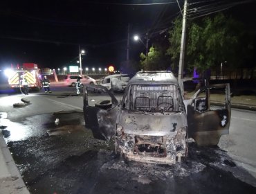 Robo frustrado a bodegas de empresa de encomiendas en Quilicura: delincuentes bloquearon accesos e incendiaron cuatro vehículos