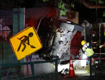 Pareja en estado de ebriedad impacta su vehículo contra domicilio y genera rotura de cañería de gas en Macul