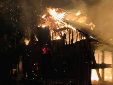 Una casona y una cabaña fueron destruidas tras ataque incendiario en Curacautín