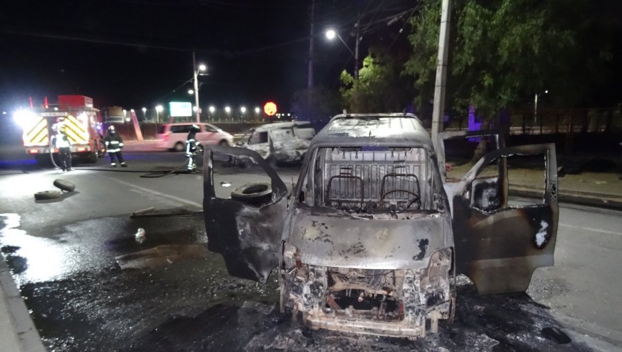 Robo frustrado a bodegas de empresa de encomiendas en Quilicura: delincuentes bloquearon accesos e incendiaron cuatro vehículos