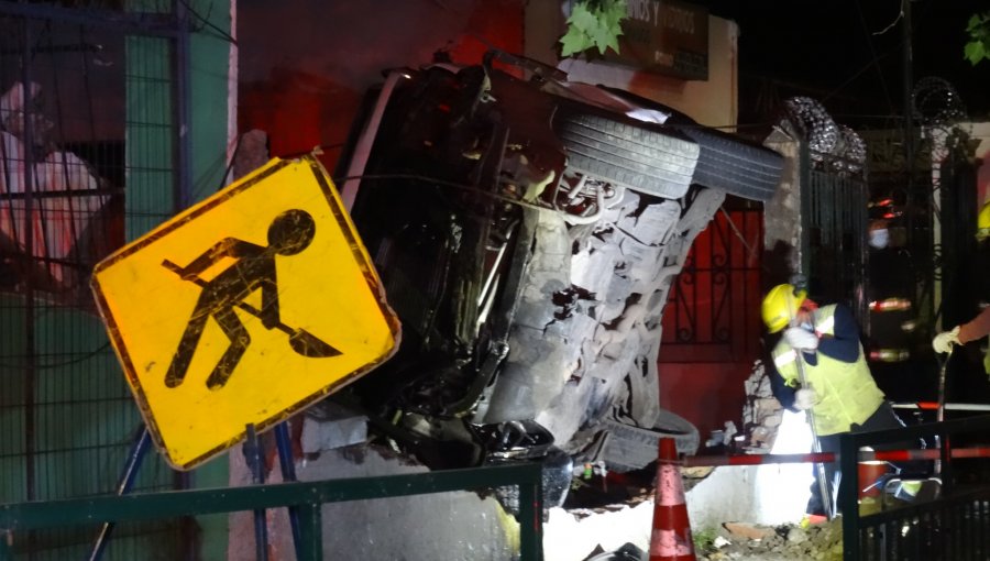 Pareja en estado de ebriedad impacta su vehículo contra domicilio y genera rotura de cañería de gas en Macul
