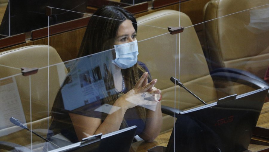 "Yo no soy antivacunas": Diputada Álvarez responde a críticas por no inocularse contra el Covid-19