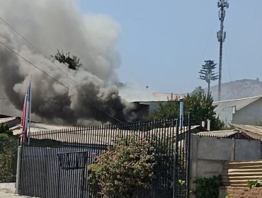 Vecinos incendiaron vivienda de hombre acusado de drogar y violar a adolescente en Villa Alemana