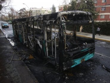 Incendian un bus del sistema Red en inmediaciones de estación Laguna Sur en la comuna de Pudahuel