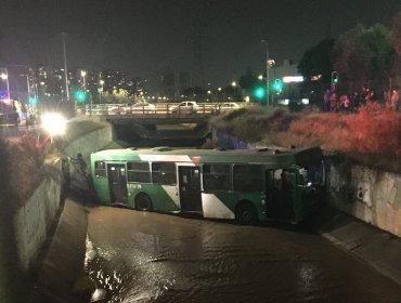 Bus de transporte público cayó al Zanjón de la Aguada en Macul: conductor fue trasladado a un centro asistencial