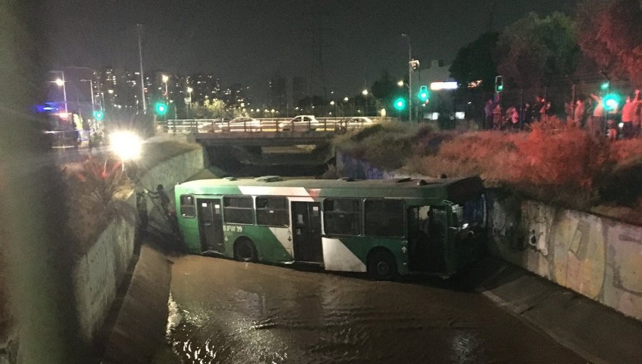 Bus de transporte público cayó al Zanjón de la Aguada en Macul: conductor fue trasladado a un centro asistencial