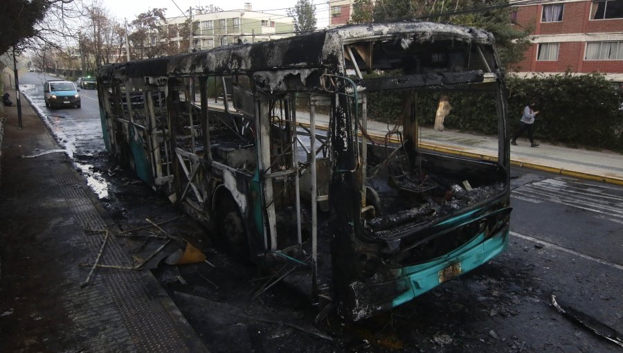 Incendian un bus del sistema Red en inmediaciones de estación Laguna Sur en la comuna de Pudahuel