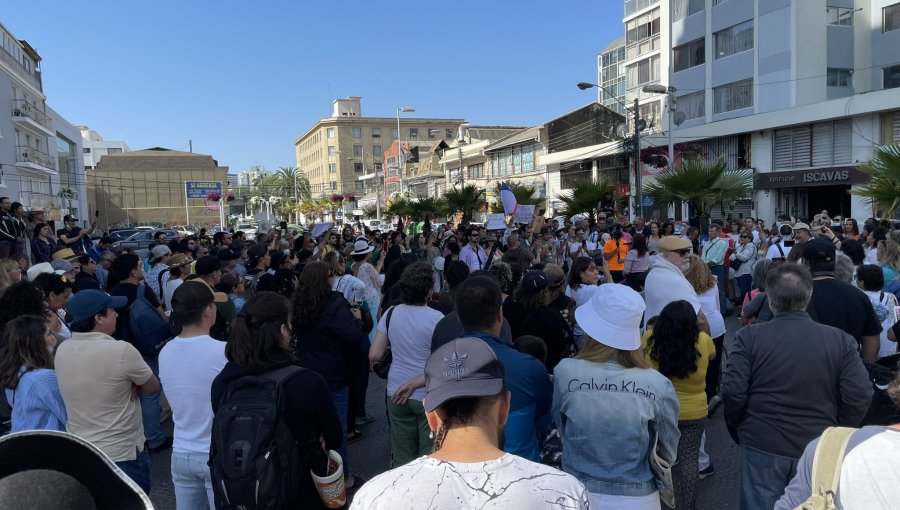 Inusual protesta de antivacunas en Viña del Mar: "Mentira, mentira, sáquese la mascarilla"